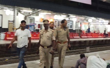 रेलवे स्टेशन पर जीआरपी प्रभारी राजेश कुमार वर्मा ने किया पैदल गश्त