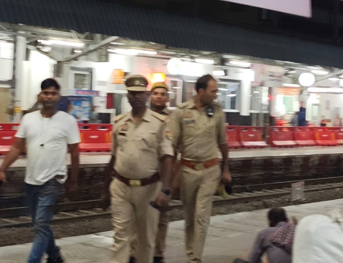 रेलवे स्टेशन पर जीआरपी प्रभारी राजेश कुमार वर्मा ने किया पैदल गश्त