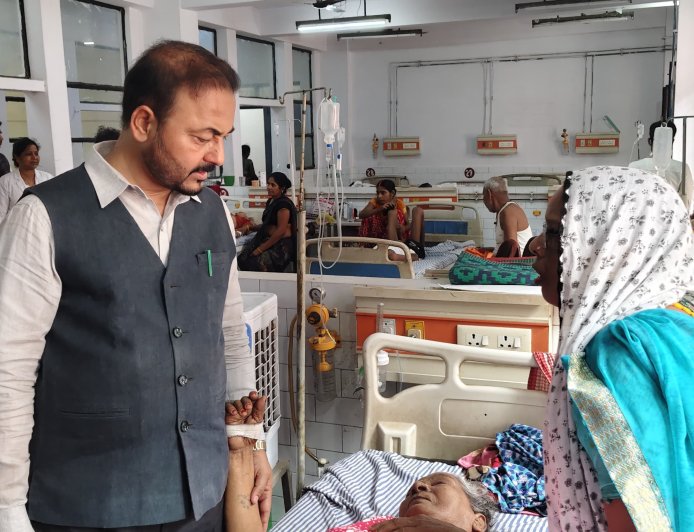 मंडलीय जिला अस्पताल में औचक निरीक्षण, OPD से नदारद 4 वरिष्ठ डॉक्टरों को कारण बताओ नोटिस