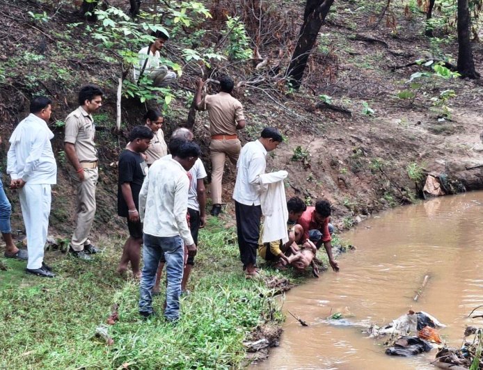 दुधमुंहे पुत्र के साथ नाले में बही महिला, दोनों की गई जान
