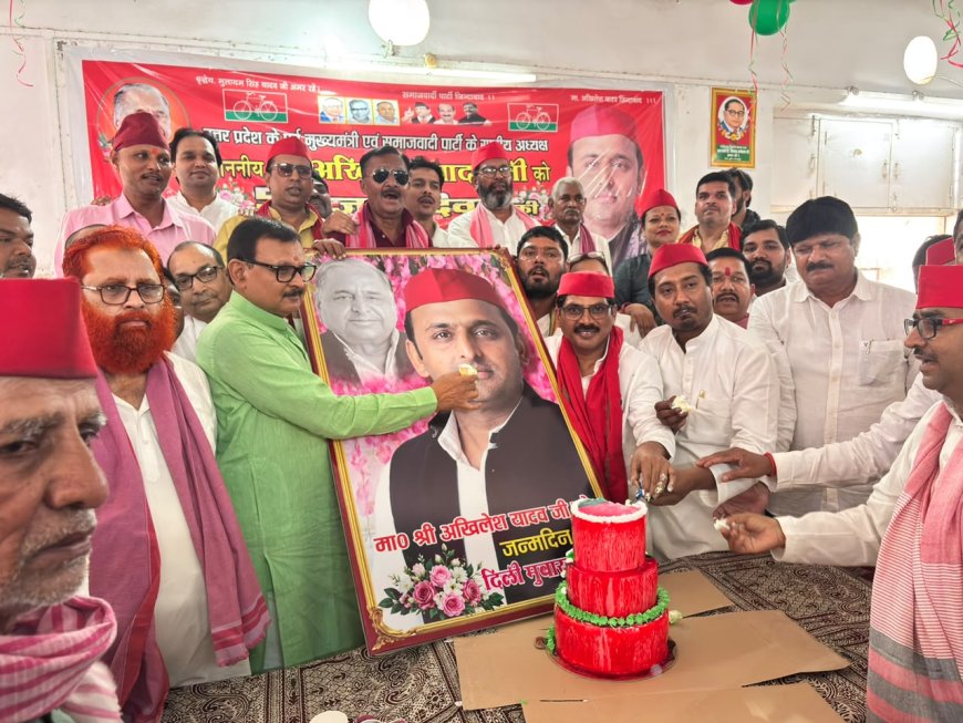 गोरखपुर में सपा कार्यालय पर मनाया गया अखिलेश यादव का जन्मदिन, वृक्षारोपण कर दिया पर्यावरण संरक्षण का संदेश