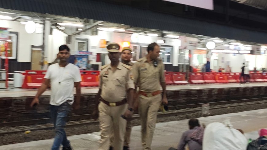 रेलवे स्टेशन पर जीआरपी प्रभारी राजेश कुमार वर्मा ने किया पैदल गश्त